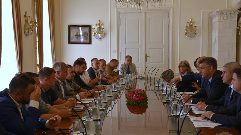 Vlada će organizirati sastanak mljekara i velikih trgovačkih lanaca. Najavljena i stroža kontrola dumpinga cijena 